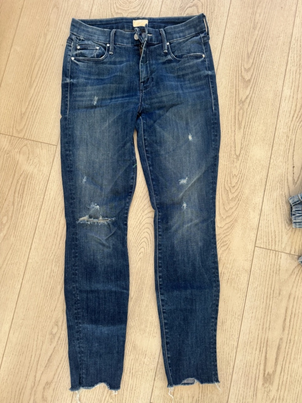 MOTHER Denim Size 25 - LIKE NEW Jeans - Skinny Small Rips - Worn Once